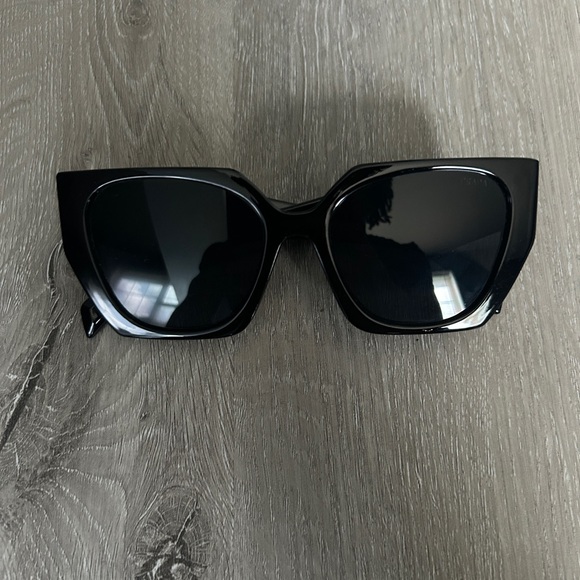 Prada PR 08YS Black Lens sunglasses New - Picture 3 of 4